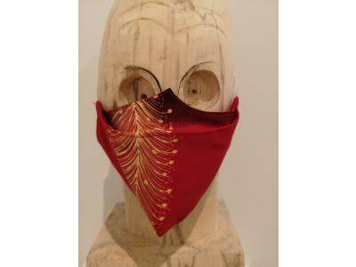 artisanaal mondmasker rood  met gele verticale pluim 