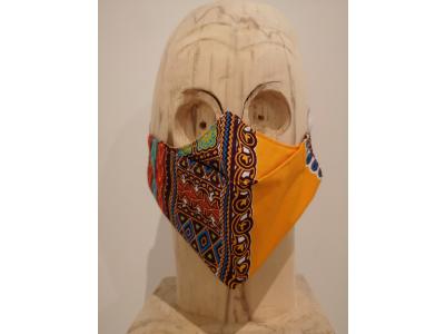 artisanaal mondmasker effen oranje met rechts gemengde kleuren print